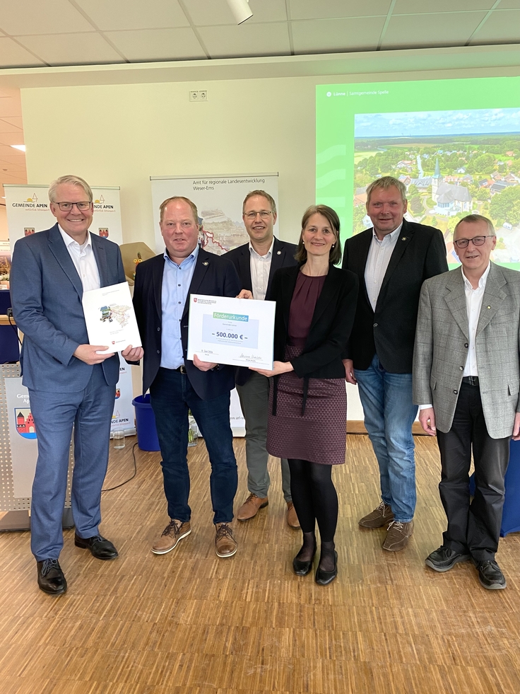 Ministerin Miriam Staudte übergibt mit Nikolaus Jansen (Landesbeauftragter für regionale Landesentwicklung) den Förderbescheid für das Projekt "Umnutzung St. Vituskirche", LK Emsland "