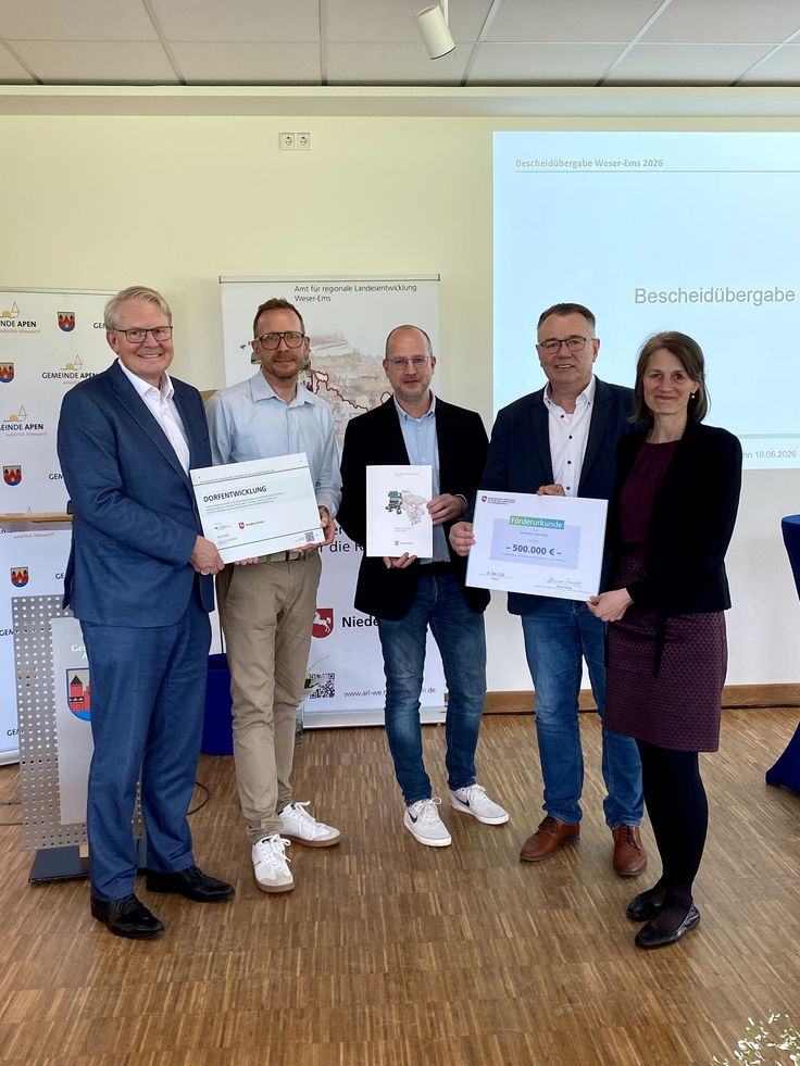 Ministerin Miriam Staudte übergibt mit Nikolaus Jansen (Landesbeauftragten für regionale Landesentwicklung) den Förderbehscheid für das Projekt "Zum alten Herrenhaus", LK Emsland
