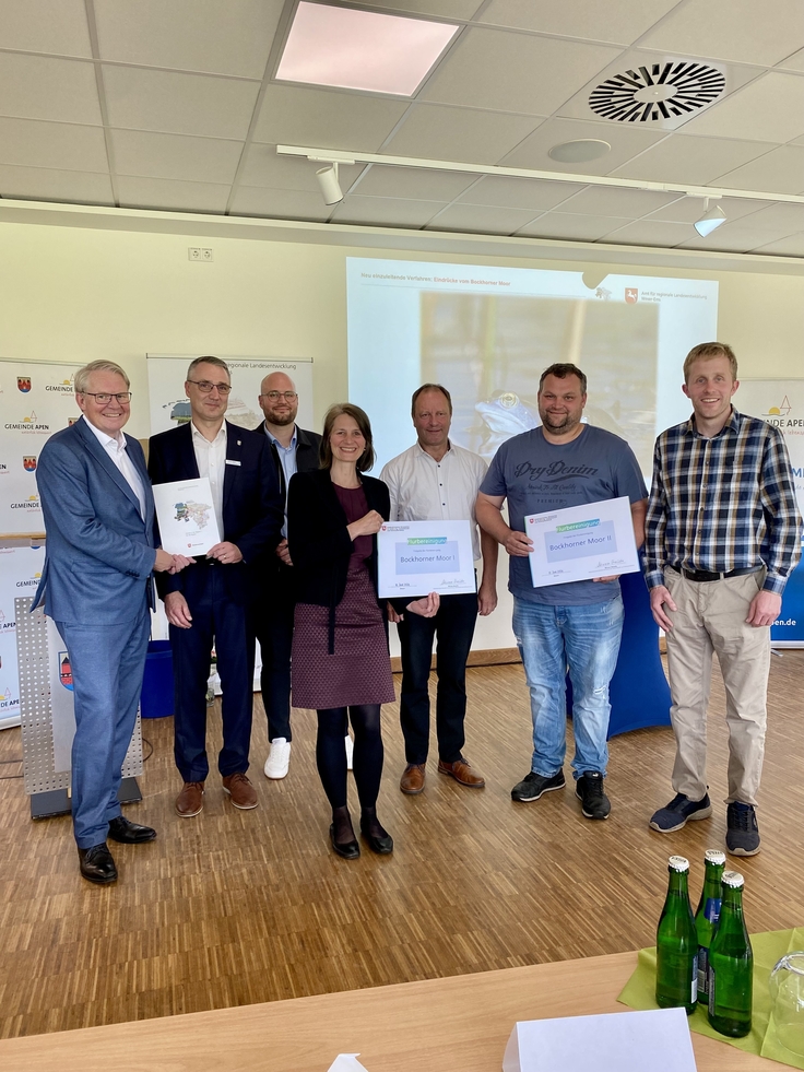 Ministerin Miriam Staudte übergibt mit Nikolaus Jansen (Landesbeauftragter für regionale Landesentwicklung) den Förderbescheid an das Projekt "Flurbereinigung Bockhorner Moor 1 und 2", LK Friesland