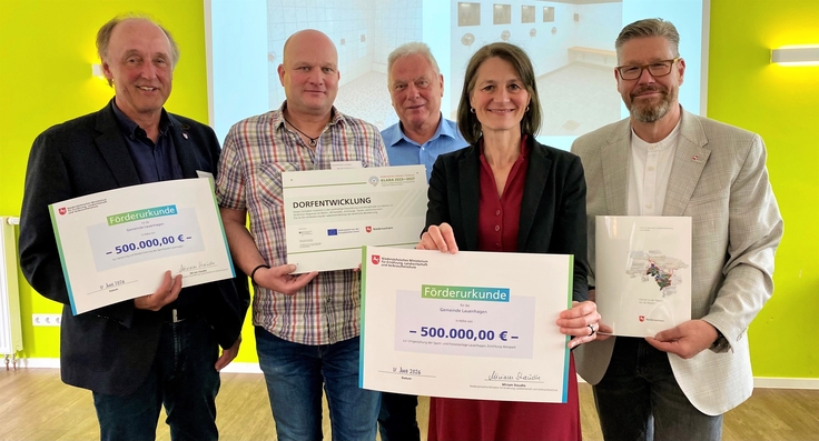 Ministerin Staudte (2. v. r.) übergibt die Förderbescheid an die Gemeinde Lauenhagen
