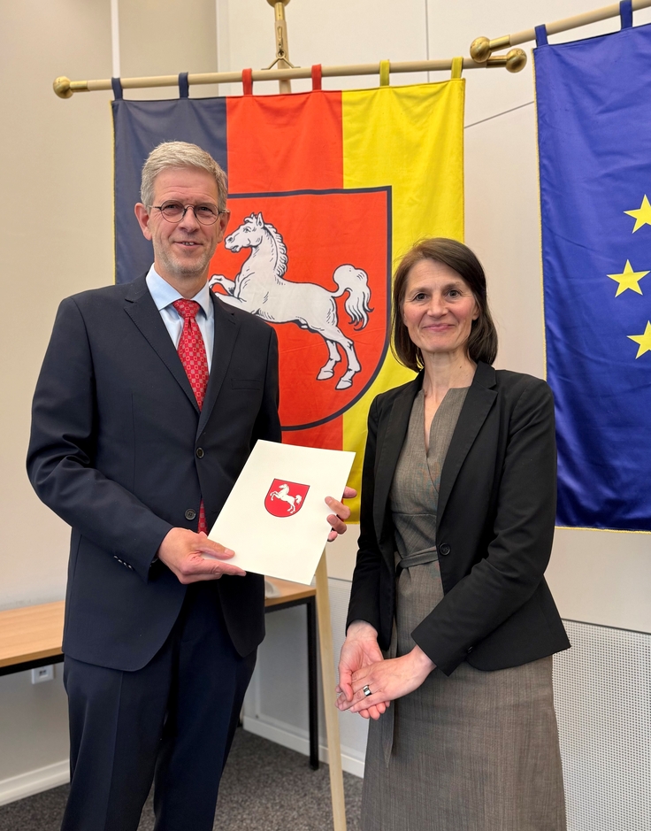 Ministerin Miriam Staudte verabschiedet Herrn Klaus Jänich in den Ruhestand.