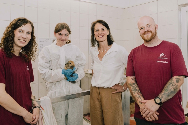 Ministerin Staudte mit Mitarbeitenden des Tierheim Lüneburg