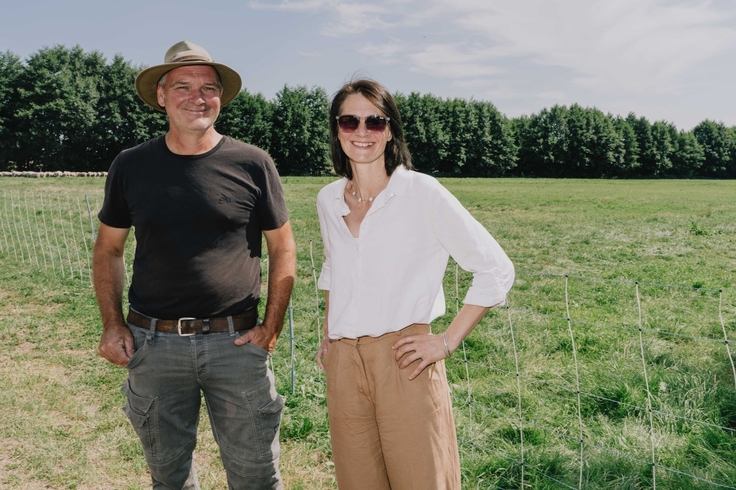 Ministerin Staudte und Schäfer Stefan Erb auf einer grünen Wiese