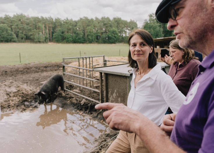 Ministerin Miriam Staudte mit Landwirt Alexander Schmidt