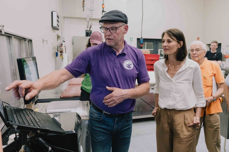 Ministerin Miriam Staudte mit Landwirt Alexander Schmidt bei Schweinen