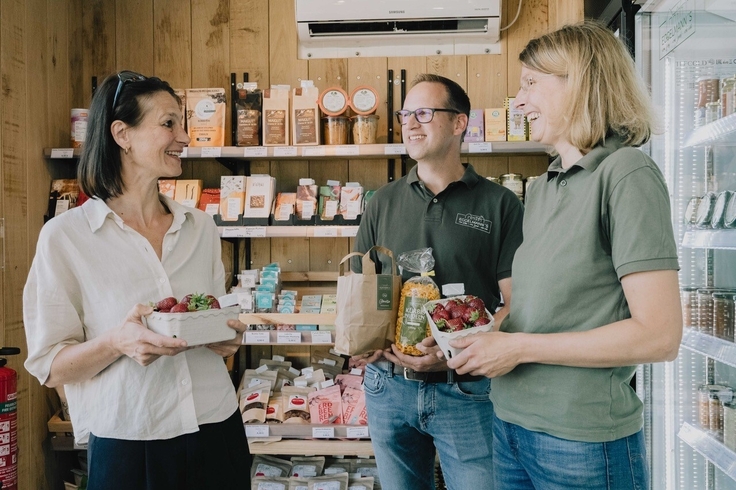 Ministerin Miriam Staudte im Hofladen mit Christiane Eggelmann und Steffen Klindworth-Eggelmann