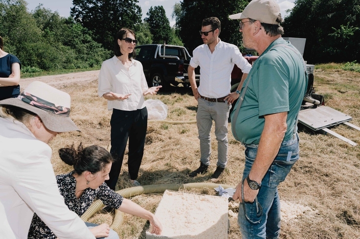 Ministerin Miriam Staudte schaut sich das Produkt des Feldversuches an