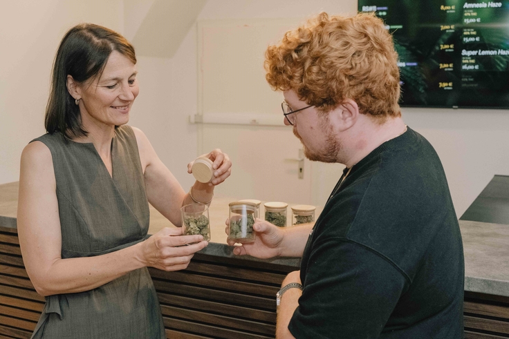 Ministerin Miriam Staudte riecht an Cannabis Blüten