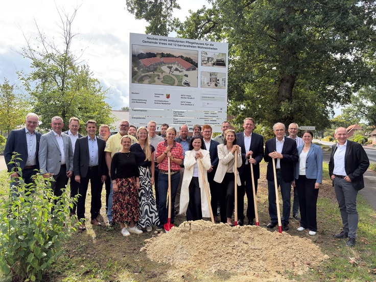 Gruppenbild: Spatenstich in Vrees mit Ministerin Miriam Staudte