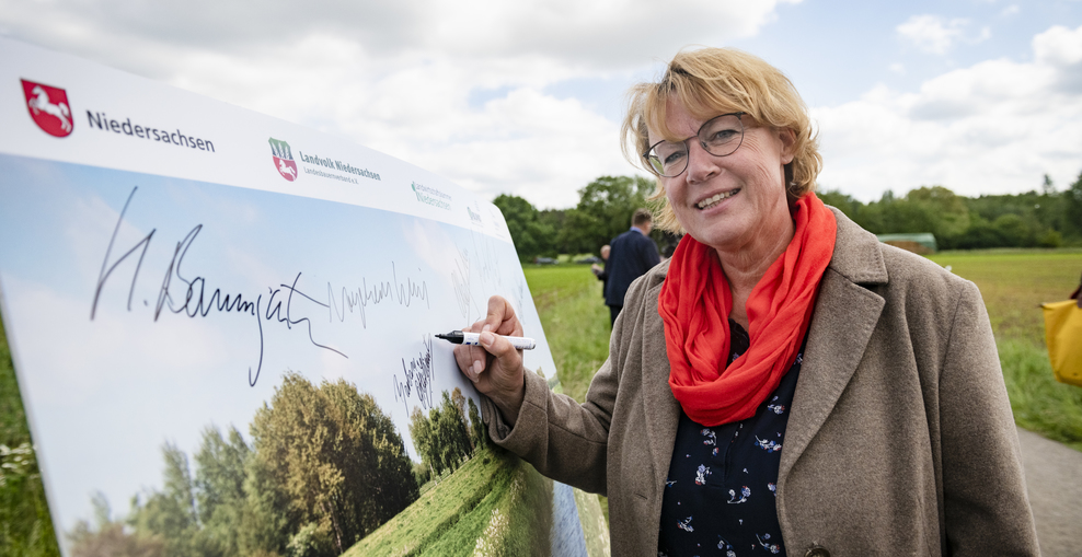 Ein Foto zeigt Ministerin Barbara Otte-Kinast bei der Unterzeichnung des Niedersächsischen Weges