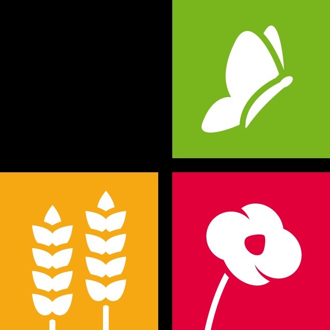 Das Logo der Niedersächsischen Ackerbau- und Grünlandstrategie: Ein Schmetterling,, zwei Ähren, und Eine Blume - darunter braun angedeutet der Boden