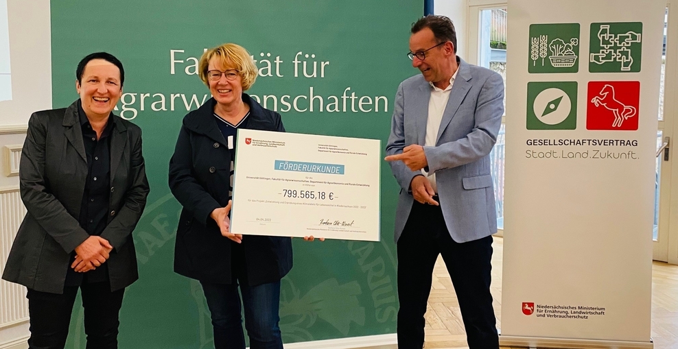 Ministerin Barbara Otte-Kinast (Mitte) übergibt einen Förderbescheid über rund 799.000 Euro an Prof Dr. Achim Spiller. Auch auf dem Bild: Petra Kristandt, Geschäftsführerin der Verbraucherzentrale Niedersachsen.