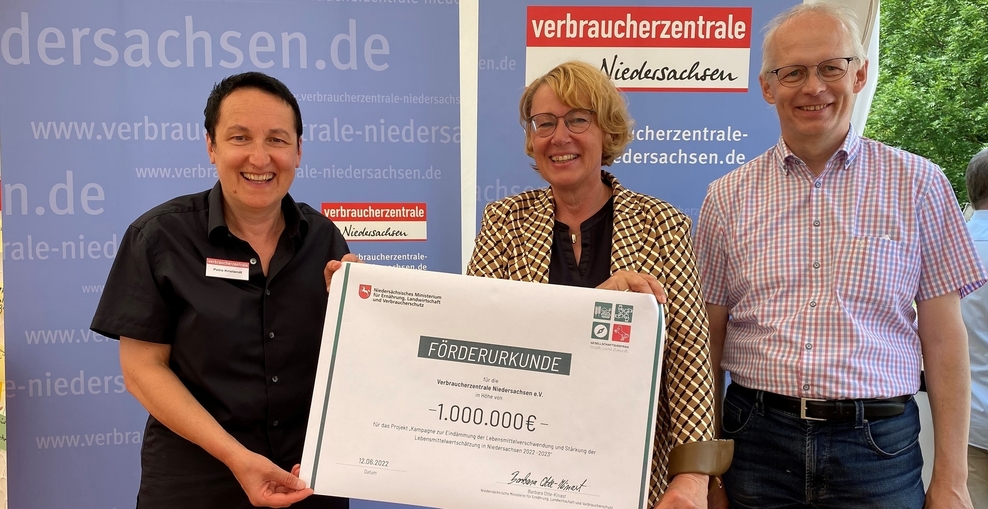 Einen Förderbescheid über eine Million Euro übergaben Ministerin Otte-Kinast und Agrarstaatssekretär Theuvsen an Petra Kristandt, Geschäftsführerin der Verbraucherzentrale Niedersachsen.