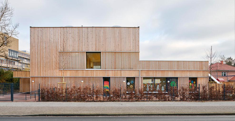 Ein Foto zeigt das Holzgebäude einer Grosstagespflegestelle in Oldenburg