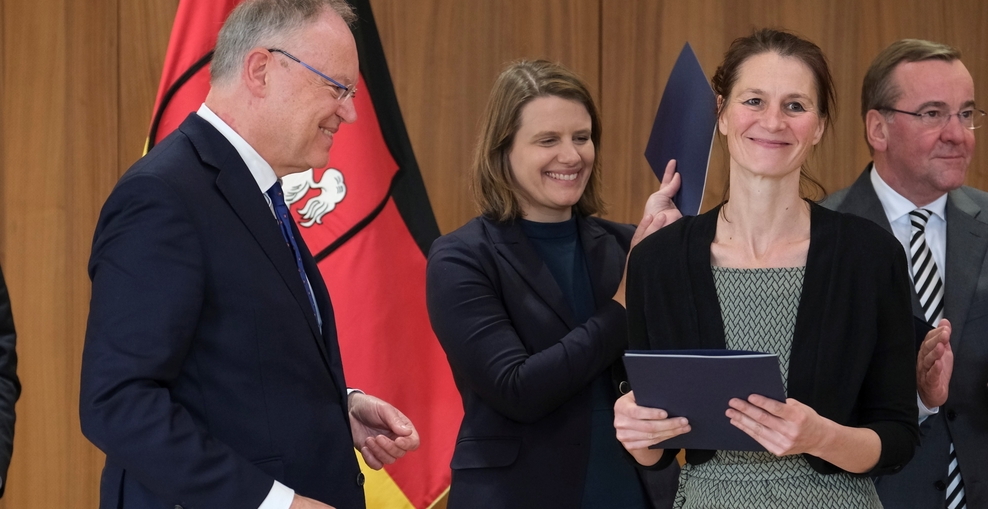 Ein Foto zeigt die neue Landwirtschaftsministerin Miriam Staudte ber der Aushändigung der Minister-Urkunde durch Ministerpräsident Stephan Weil