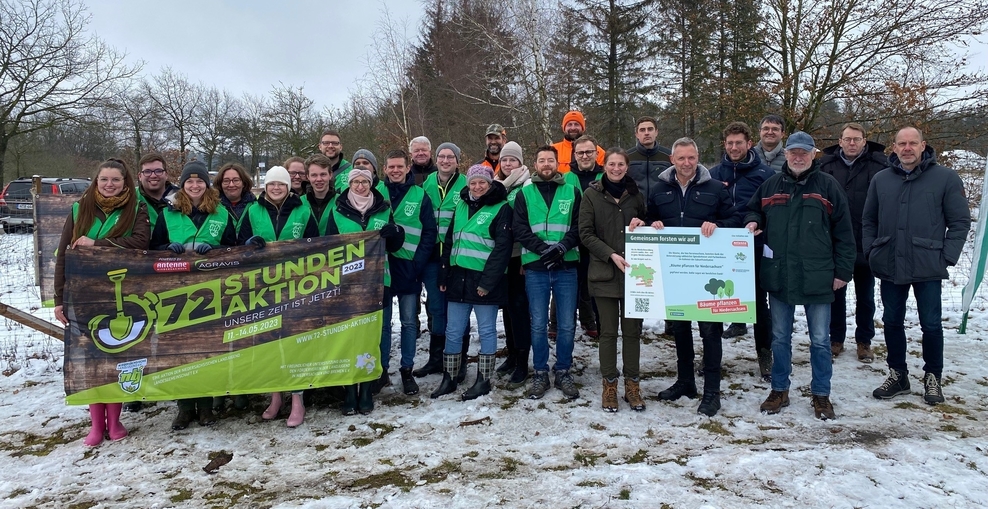 Gruppenfoto mit Ministerin und weiteren Beteiligten der Pflanzaktion