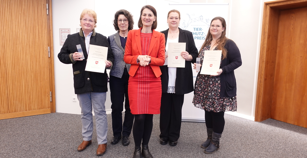 Ein Gruppenfoto zeigt Ministerin Miriam Staudte mit den Preisträgerinnen des Tierschutzpreises Niedersachsen