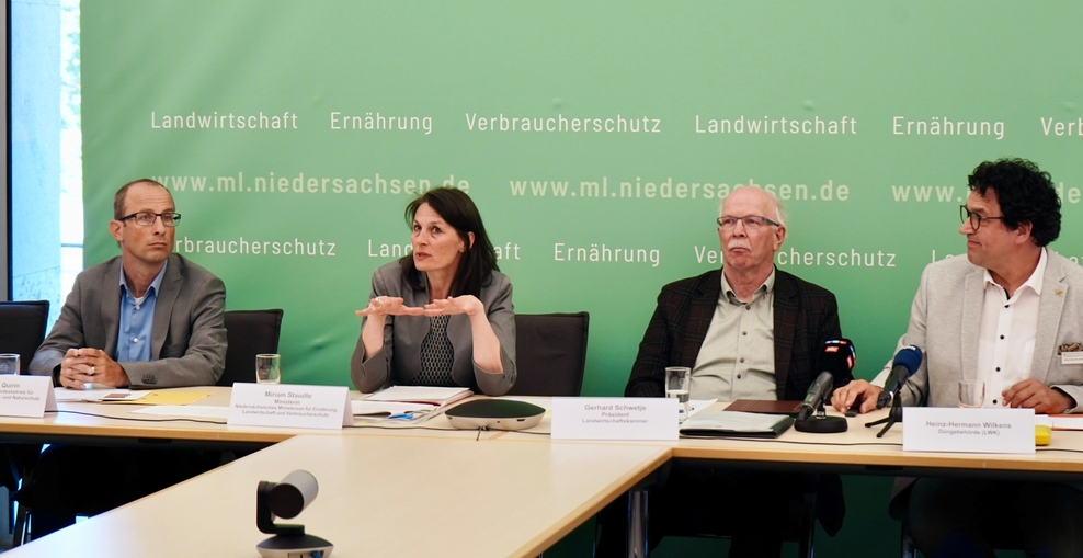 Ministerin Miriam Staudte stellt den Nährstoffberichts 2023 - 2024 im Sitzungssaal des Landwirtschaftsministeriums vor