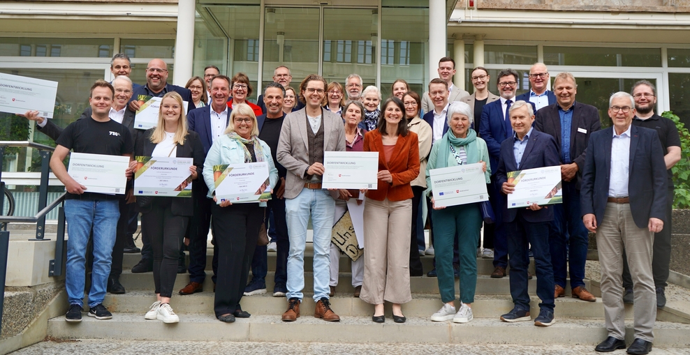 Gruppenbild mit Ministerin Miriam Staudte und Vertretern der sechs begünstigten Projekte vor dem ML