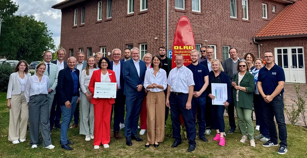 Gruppenbild zur Förderbescheidübergabe