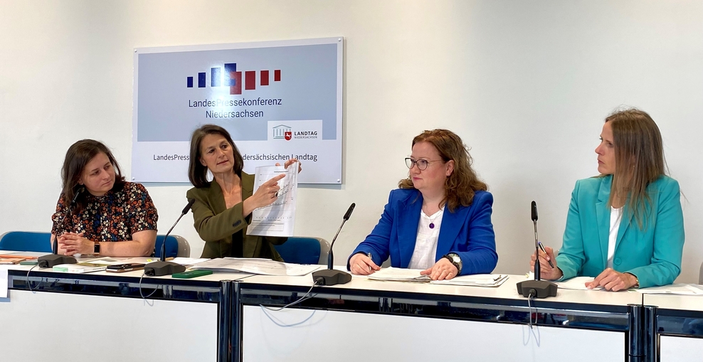 Ministerin Staudte präsentiert in einer Pressekonferenz eine Grafik zum Agrarstrukturgesetz