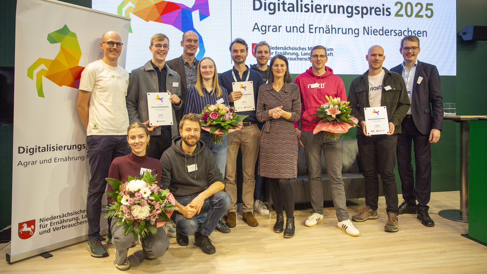 Gruppenbild mit allen Preisträgern, Frau Miriam Staudte und Herrn Dr. Henning Müller