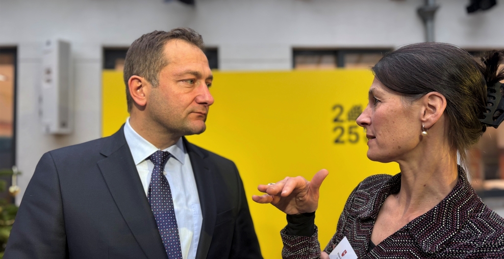 Ministerin Miriam Staudte im Gespräch mit Bundes EU-Kommissar Christophe Hansen.