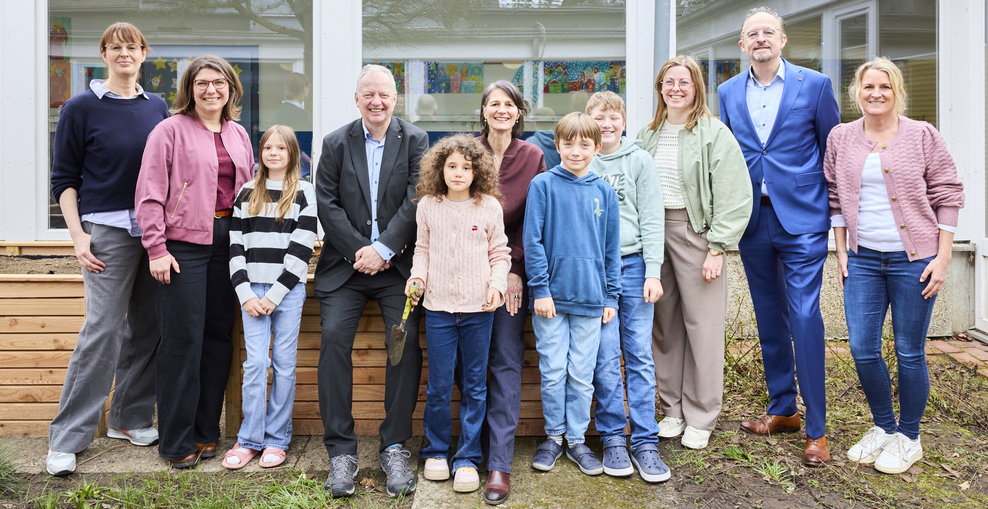 Ministerin Miriam Staudte (6. v. l.) gemeinsam mit den Projektbeteiligten sowie Scülerinnen und Schülern der Grundschule Wettbergen.