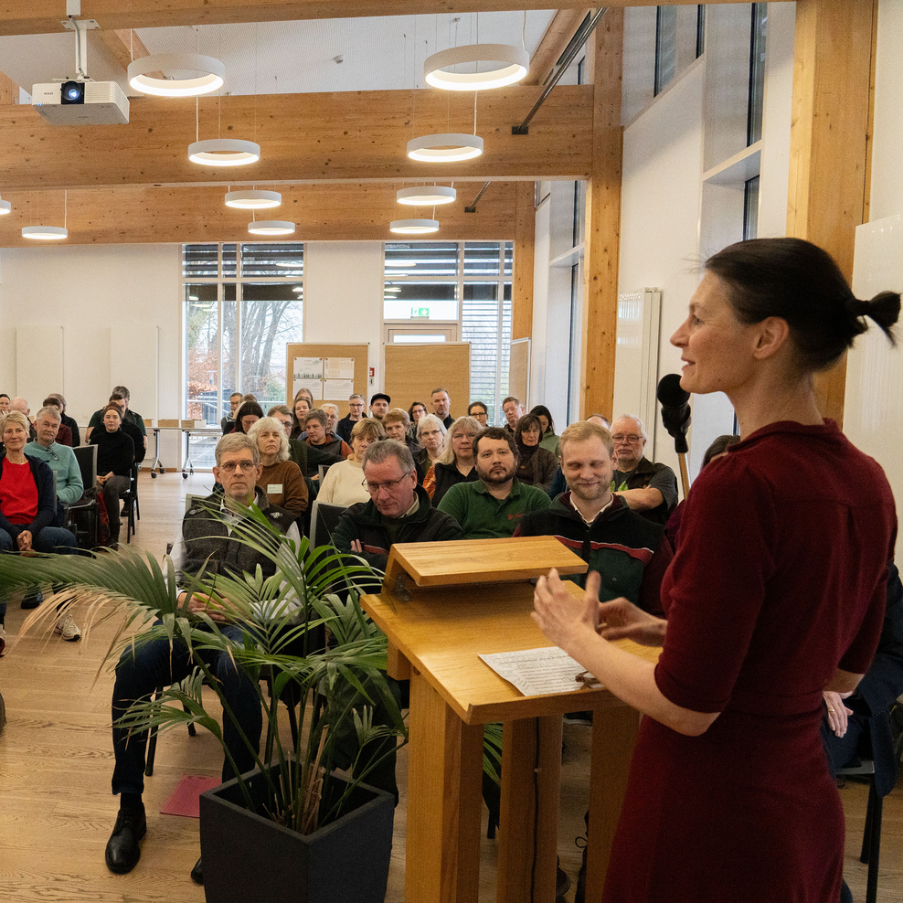 Ein Foto zeigt Forstministerin Miriam Staudte beim Treffen der zertifizierten Waldpädagog*innen während sie eine Rede vor Publikum hält