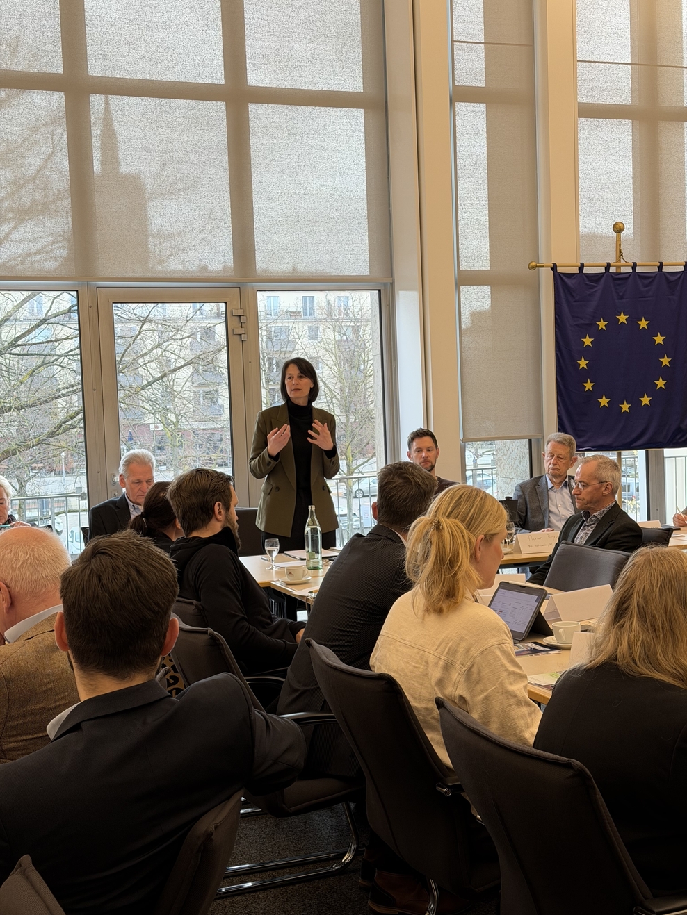 Ministerin Staudte redet vor den Teilnehmenden des Sicherheitspolitischen Dialogs