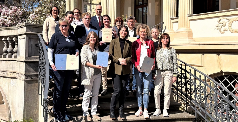 Ministerin Miriam Staudte (vorne Mitte) mit den Preisträger:innen des Nds. Tierschutzpreises 2026 sowie Mitgliedern der Jury.