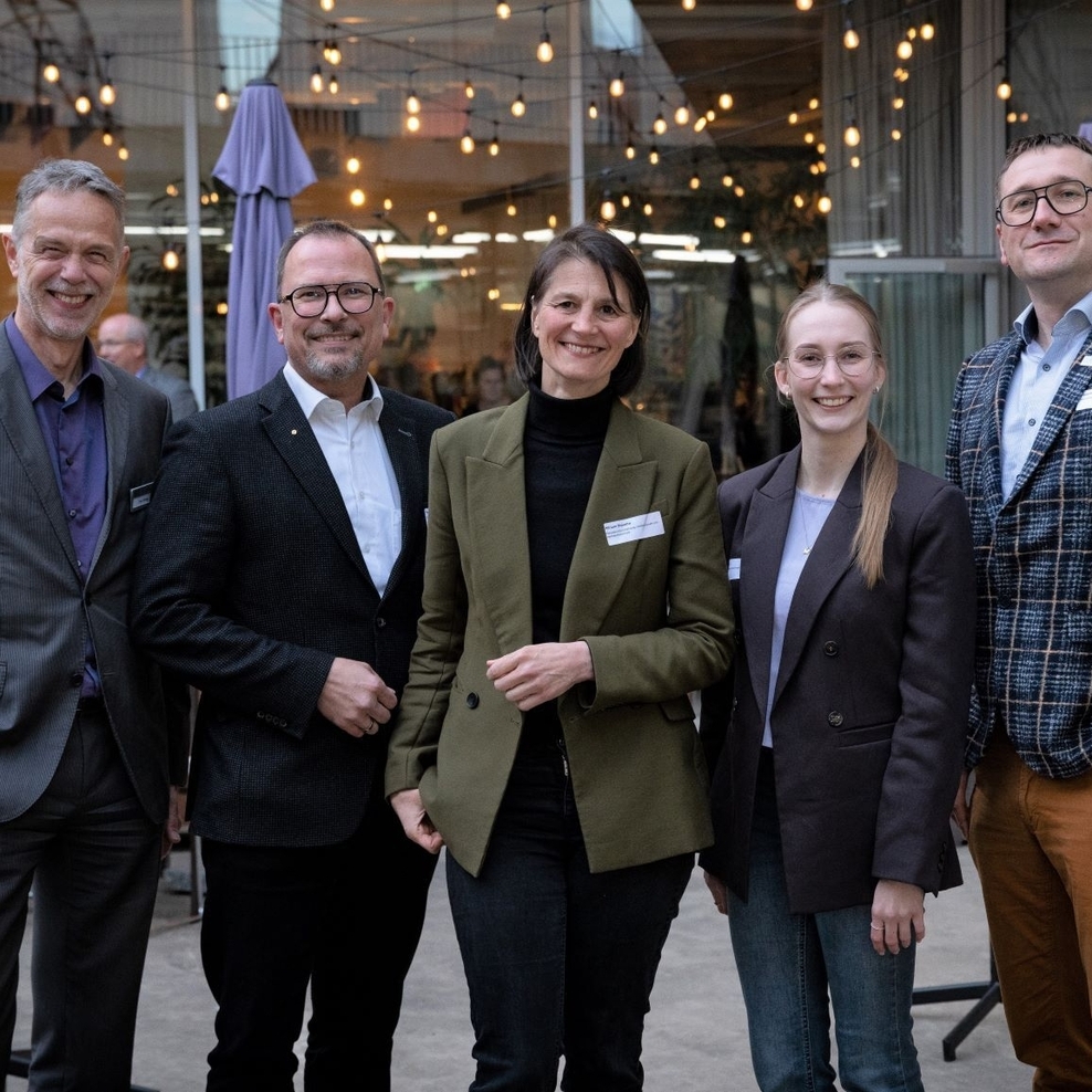 Gruppenbild mit Ministerin Staudte vom Jahresempfang der NLG vor dem Gebäude