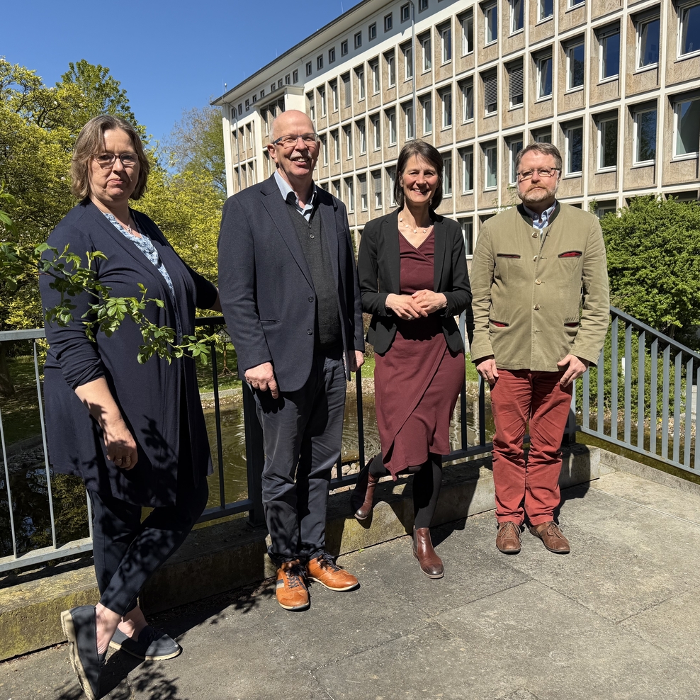Gruppenbild aller Teilnehmenden des JourFixe im Garten des ML