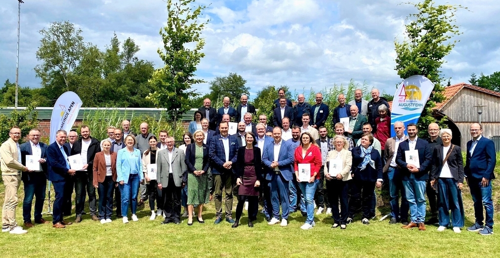 Ministerin Miriam Staudte (mittig) mit den Projektträgern aus den Landkreisen Ammerland, Emsland, Osnabrück, Leer, Cloppenburg, Aurich und Friesland.