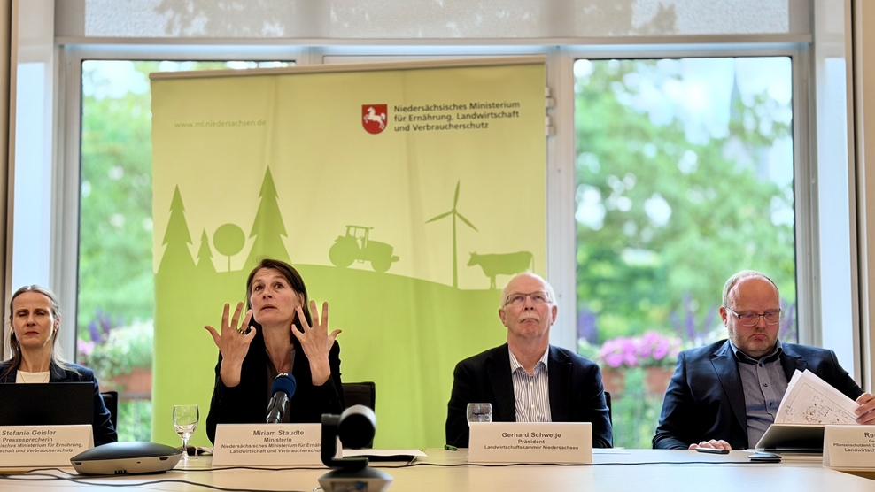 Ein Foto zeigt: Ministerin Miriam Staudte (Mitte) bei der Pressekonferenz zur Vorstellung des Nährstoffberichtes für Niedersachsen 2024/25
