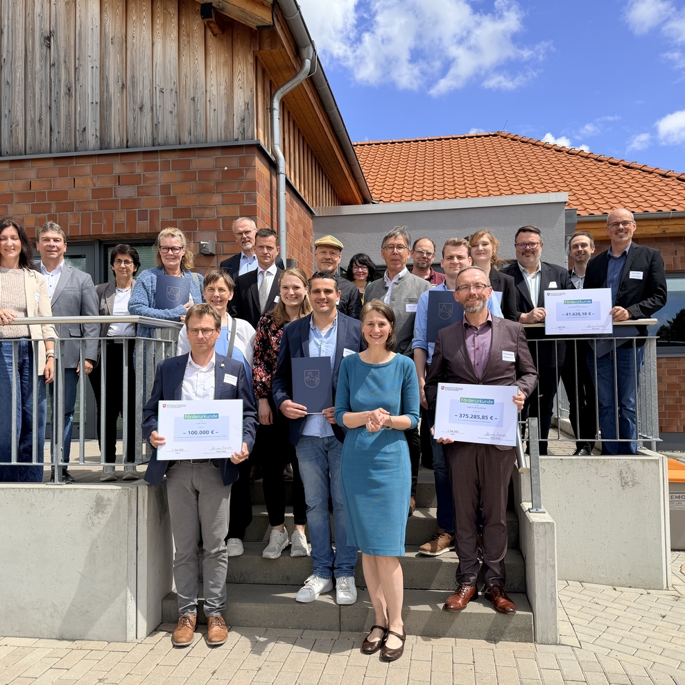 Ministerin Miriam Staudte (mittig) mit den sieben Projekttägern aus den Landkreisen Gifhorn, Goslar, Göttingen, Helmstedt und Wolfenbüttel.