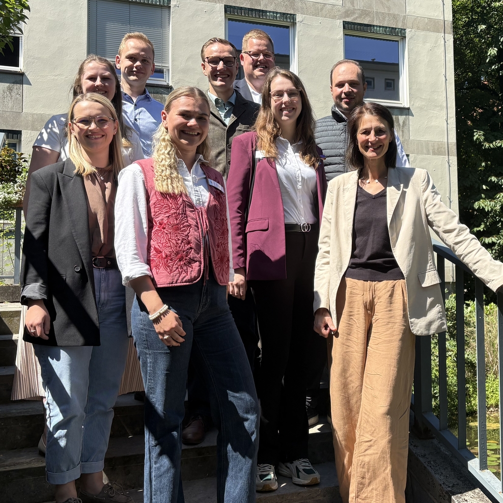Ein Foto zeigt Ministerin Miriam Staudte mit Vertreterinnen der Niedersächsischen Landjugend