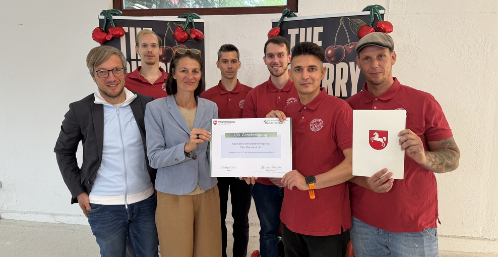 Ministerin Miriam Staudte (2. v. l.) übergibt den 100. Genehmigungsbescheid an die Cannabis-Anbauvereinigung „The Cherry e.V.