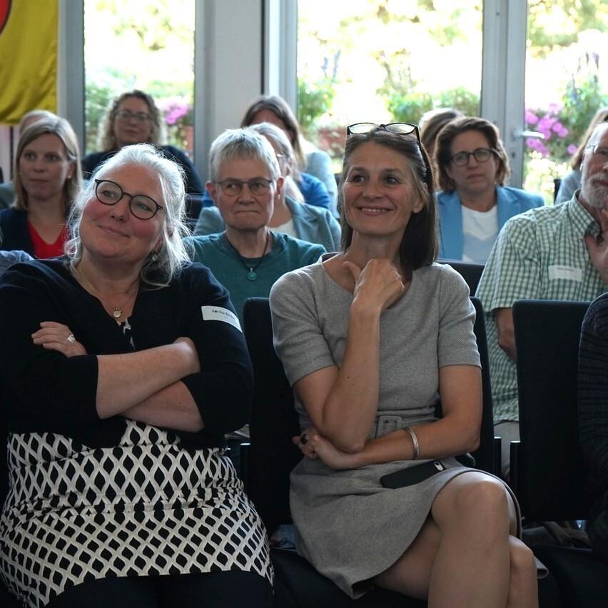 Ministerin Staudte sitzend bei der Fachtagung im großen Sitzungszimmer des Ministeriums