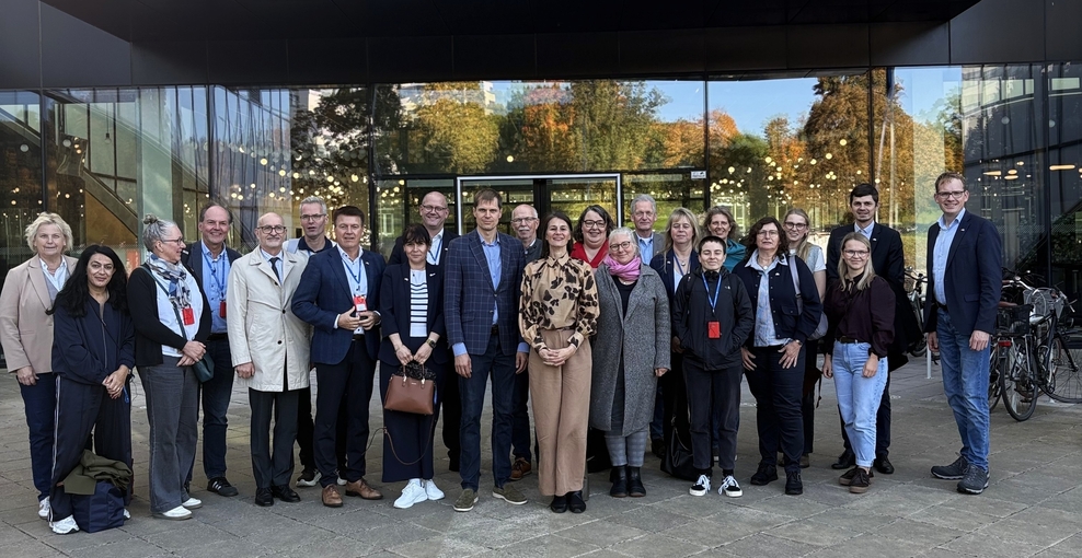 Ministerin Miriam Staudte (mittig) und die Delegation beim Besuch in Estland.