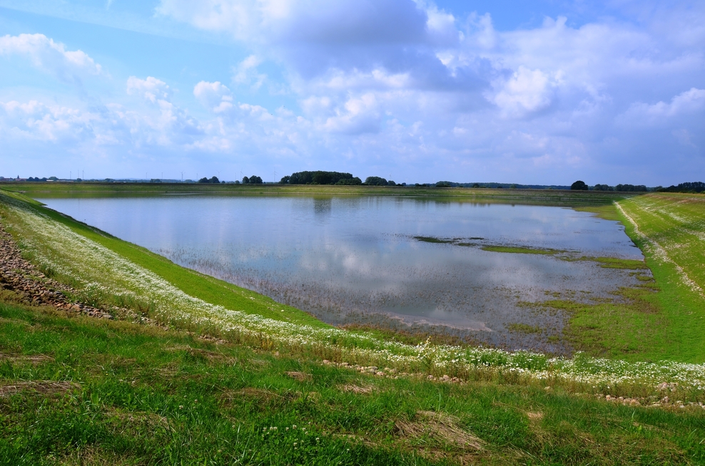 Ein Foto zeigt ein Speicherbecken in der Gemeinde Stöcken