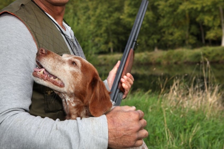 Foto eines Jägers mit Hund